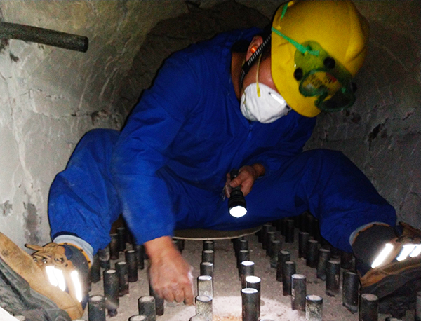 1583392358914877.jpeg 四班青工在返料器內工作.jpg