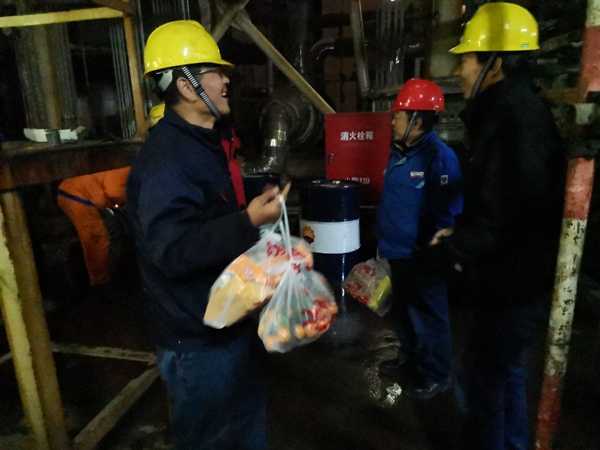 工會(huì)夜間慰問檢修現(xiàn)場 （楊富民攝(3)[1].jpg