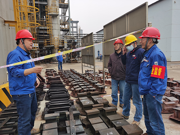 1606463153791485.jpeg 生產部部長郭淑平、尿素車間主任武保洲等人在尿素現場查看DA501篩板.jpg