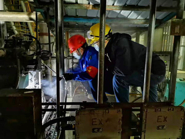 1606490429209606.jpeg 工藝副主任焦志波、班長徐濤查看汽動泵轉數(shù)00(孟力攝.jpg