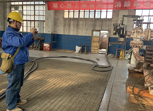 1606654429792572.jpeg 谷成駿對已經拆卸的合成氣壓縮機拍照.jpg