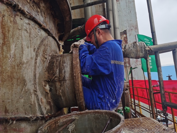 1607042718495725.jpeg 尿素車間副主任王濤從FA203人孔出來.jpg