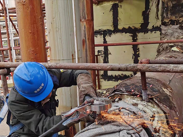 1607063790777872.jpeg C1601甲醇洗滌塔充壓管線焊接工作進(jìn)行中.jpg