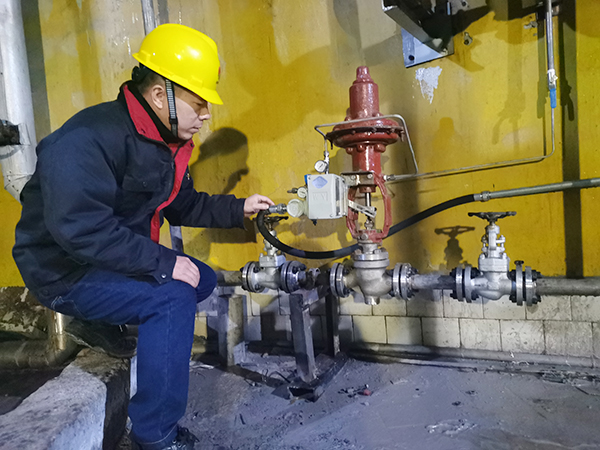 1607592421120885.jpeg 技術員曾迎軍在檢查新安裝閥門.jpg