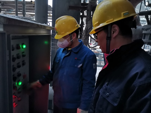 1607750271128271.jpeg 工藝人員徐濤現場點火操作(孟力攝).jpg