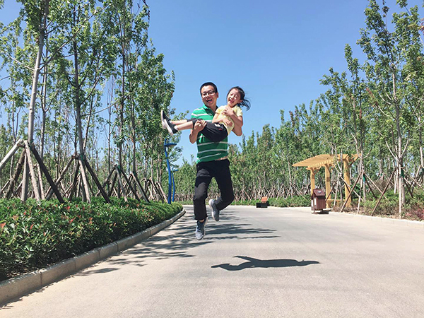 1619310046204470.jpeg 李曉鋒和女兒.jpg