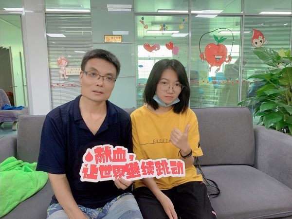 1629675286686185.jpeg 暑假期間女兒陪我去渭南血站獻(xiàn)血時(shí)的合影.jpg