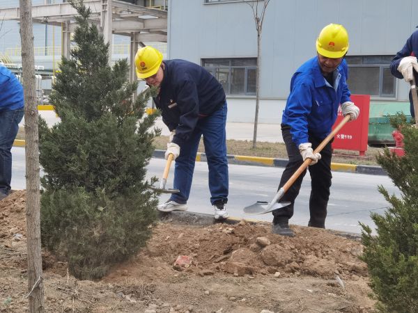 1678950023373032.jpeg 老黨員教學植樹展風采.jpg