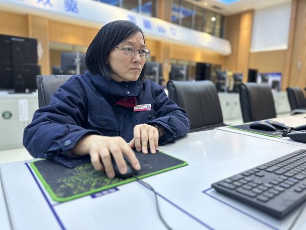 1679624120848098.jpeg 2023年3月24日,師傅劉秋榮在控制室巡檢裝置運行狀況工作照。.jpg