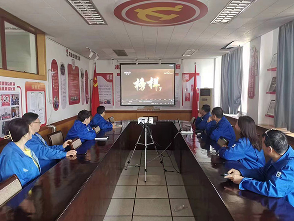 1680004248862896.jpeg 3月27日,實業公司黨支部組織黨員干部觀看榜樣7(副圖).jpg