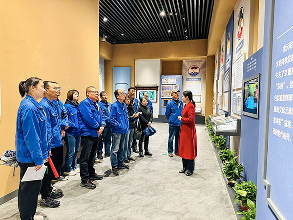 1682235114141773.jpeg 4月22日上午,物料車間黨支部組織黨員領導干部及行使公權力人員同家庭成員共赴渭南市博物館廉政廳,開展以“廉潔文化進家庭 筑牢倡廉家防線”為主題的警示教育活動-講解員介紹展廳.jpg