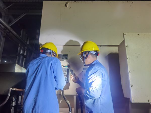 1683157333987733.jpeg 5月1日,運行人員在三期生產裝置區現場處理故障.jpg