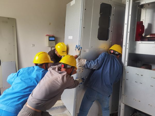 1683504600780663.jpeg 5月5日,檢修人員進行對新開關柜進行就位固定.jpg
