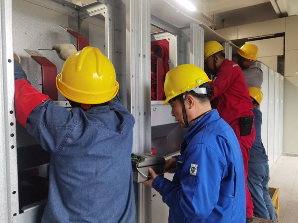 1683504608149621.jpeg 5月5日,檢修人員正在對開關柜進行絕緣檢查.jpg