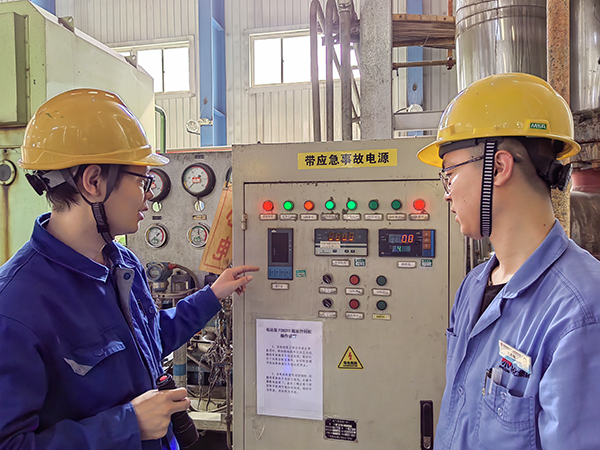 1683529844411848.jpeg 畢加佳(左)給王天賜(右)講解電動泵  600.jpg