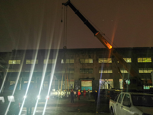5月9日，檢修重要設備E7502到貨，夜間抓緊卸車  600.jpg