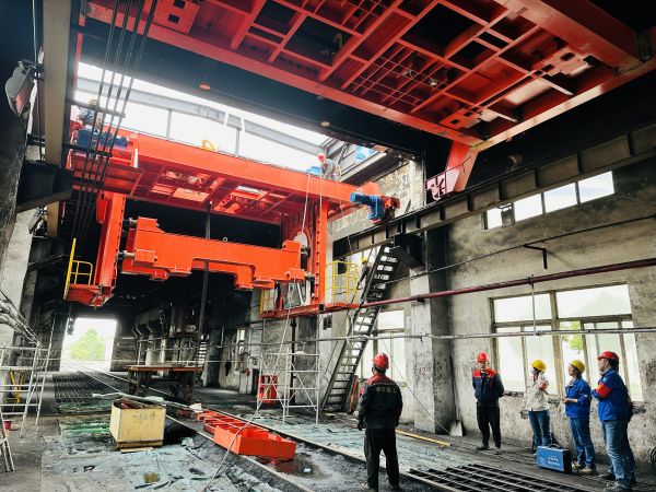 1683772025589055.jpeg 公司領導多次深入現場查看卸車機檢修進度.jpg