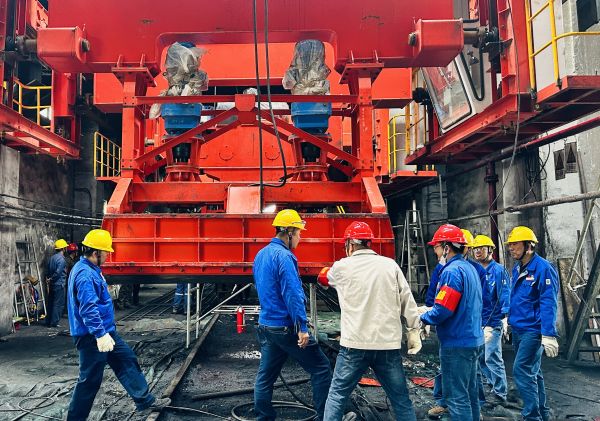 1683772036575345.jpeg 5月10日,物料車間、機械修造部共同討論卸車機檢修注意事項.jpg