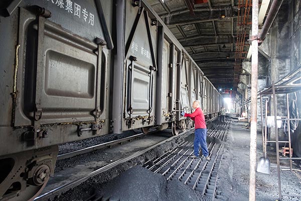 1683807168649313.jpeg 2023年5月三期檢修期間運銷市場部員工給一二期裝置卸煤1.jpg