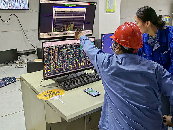 5月13日，動力車間三期鍋爐控制室，DCS改造工藝、儀表、電氣等部門聯合調試期間，車間副主任焦志波詢問DCS改造畫面.jpg