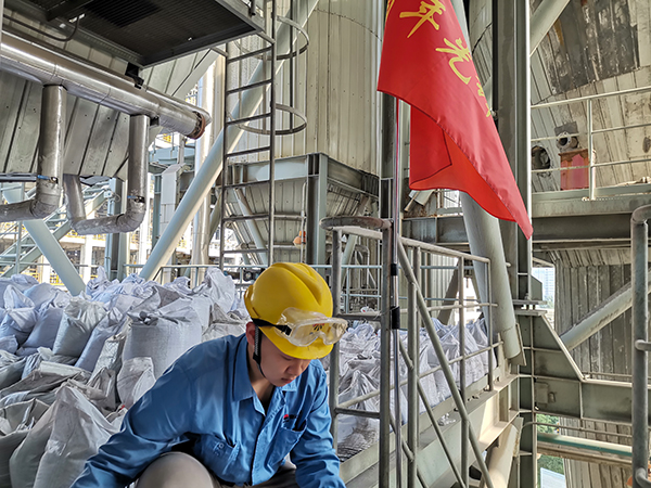 1684625833331259.jpeg 20日上午在檢修現場整理包裝袋的李哲.jpg