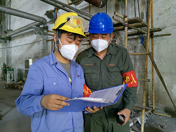 1684728090781967.jpeg 5月21日,安全監督員張樂在三期泵房檢查安全作業情況.jpg