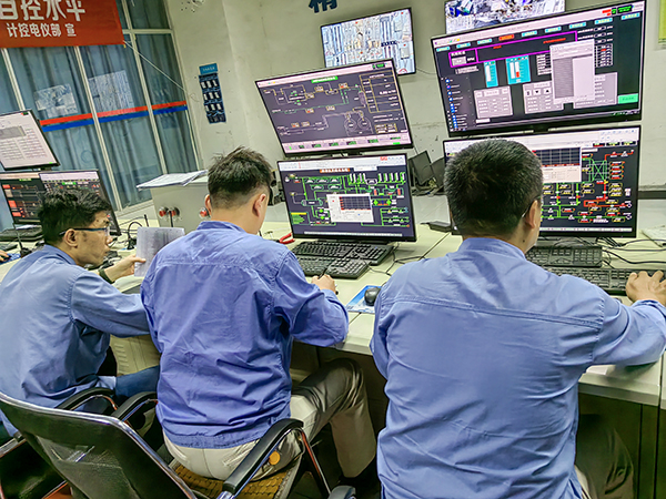 1684972628690641.jpeg 5月23日,動力車間中控室,4號鍋爐水壓試驗過程中,各司爐密切監視水壓變化.jpg