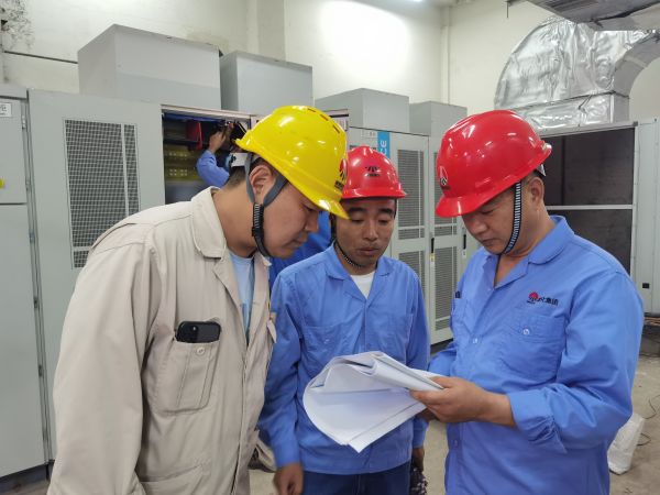 1686181805634786.jpeg 312變頻器室,專項(xiàng)小組正在分析圖紙對(duì)新變頻器進(jìn)行調(diào)試.jpg