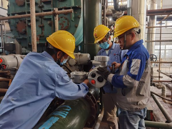 1686181843131252.jpeg 鍋爐裝置現(xiàn)場,徐騰飛、王明明與廠家人員正在安裝電動(dòng)執(zhí)行機(jī)構(gòu).jpg