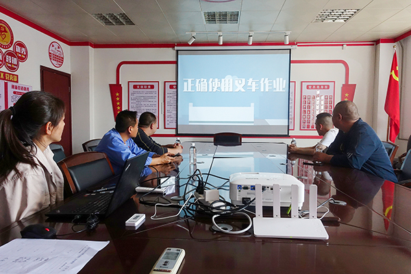 1686236220857666.jpeg 2023年6月運(yùn)銷市場部對叉車司機(jī)進(jìn)行安全培訓(xùn)  600.jpg