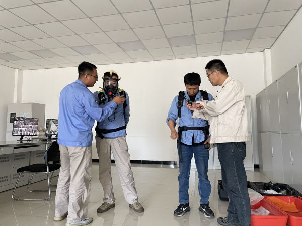 1686525419600621.jpeg 電氣運行工段長馮向陽正在講解空氣呼吸器的操作流程以及注意事項.jpg