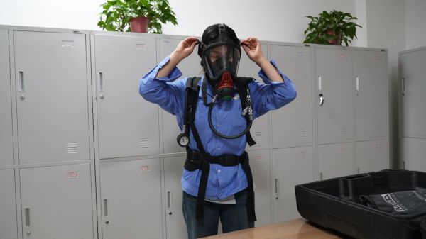 1686702009487287.jpeg 班組成員空呼正確佩戴示范.jpg