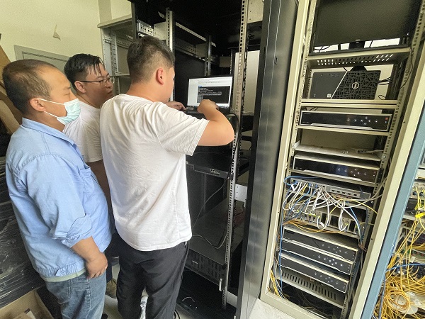 1686702230928931.jpeg 6.12日海康廠家和公司員工在機房內調試系統.jpg