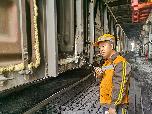 1689753269976198.jpeg 2023年7月田繼超在三期卸煤間指揮車輛移動1    300.jpg