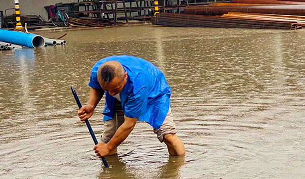 7月28日，采供部王建軍排內澇積水.jpg