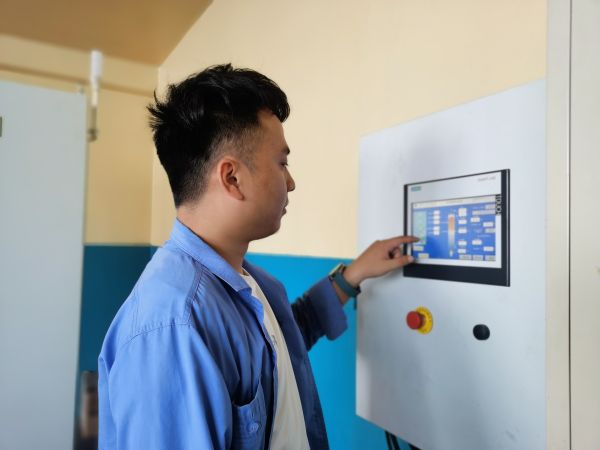 1690796274171921.jpeg 7月26日,尿素車間化工四班于堯對粒子冷卻器運行工況進行調整.jpg