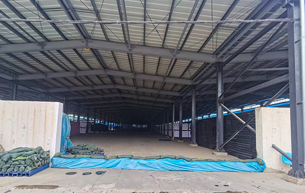 1691747269255391.jpeg 2023年8月4日運銷市場部員工根據天氣預報黃色預警提前對尿素庫區進行圍擋1    600.jpg