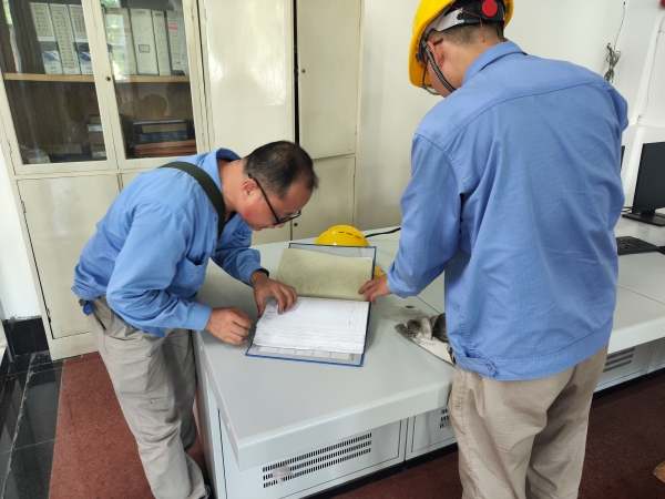 1693265431468076.jpeg 師帶徒,8月21日,老師傅王益在一期控制室為新員工胡含朗講解儀表設(shè)備圖紙.jpg