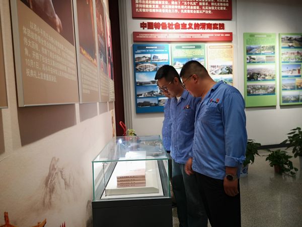 1693980967811248.jpeg 黨員在在渭南實踐單元駐足觀看.jpg