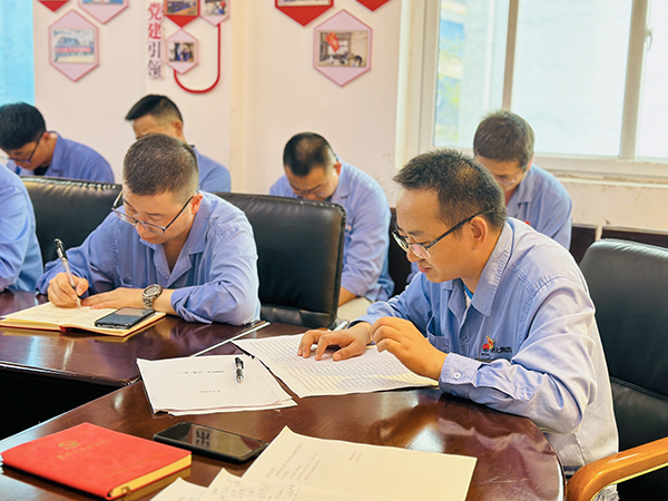 1695170477216425.jpeg 9月18日下午,物料車間黨支部紀檢委員孫文田為全體黨員講授廉潔主題黨課。 (3).JPG