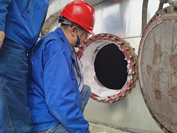 1696823117852263.jpeg 10月8日下午,宋國慶在最終分離器旁檢查設備狀況2.jpg