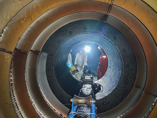 1696832109554057.jpeg 10月8日19:00,外協人員在磨機內部檢修.jpg