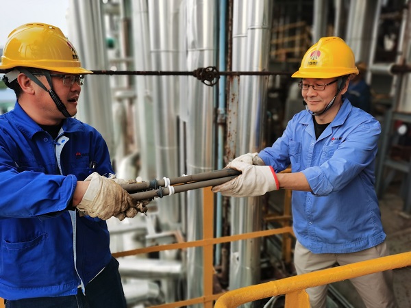 1696986456244076.jpeg 10月9日下午,尿素車間李軍強與李少峰將拆出的旋流器接力運走.jpg