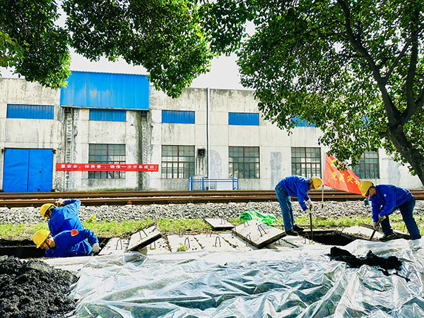 1697007522198279.jpeg 10月10日下午,黨員突擊隊清理沉淀池煤泥.JPG