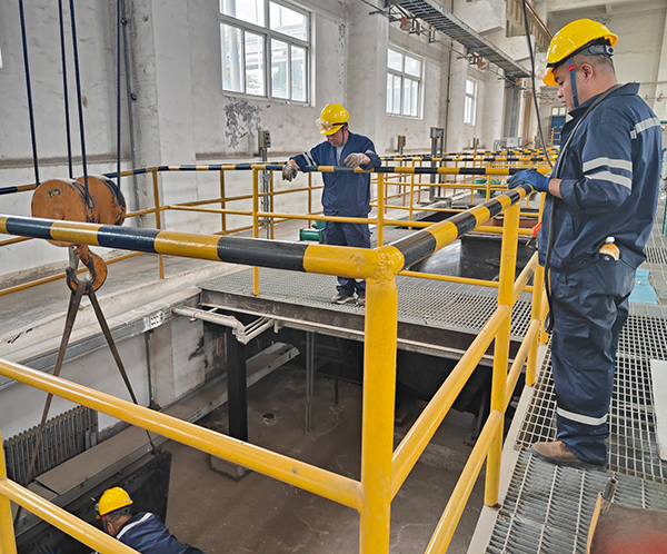 1697073808691294.jpeg 001檢修工將循環水泵大蓋吊出.jpg