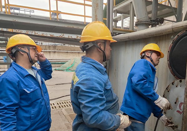 1697073960977711.jpeg 006檢修工查看旁濾池沙濾情況及隔板腐蝕情況.jpg