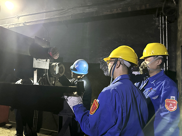 1697091164553471.jpeg 10月11日物料車間1號帶葉輪給煤機(jī)檢修現(xiàn)場黨曉波及檢修人員檢查檢修質(zhì)量(2).jpg