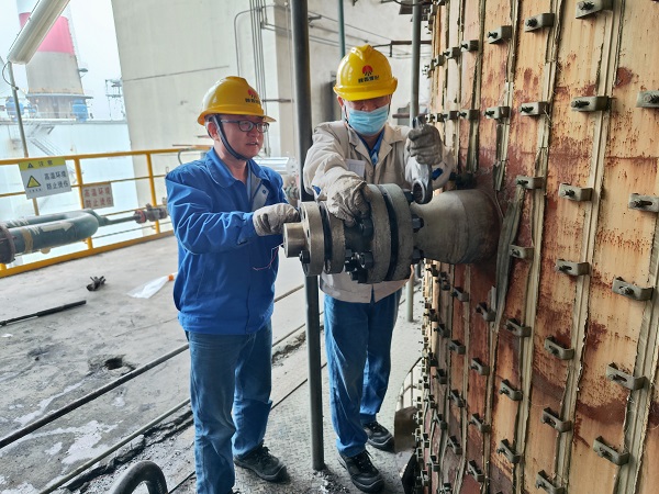 1697095132602992.jpeg 一上午的時間,三個人完成了7號氣化爐兩個高溫熱電偶、閥門、流量計法蘭、壓力表等儀表設備的拆檢,備件更新、回裝工作,保障了三期裝置的正常、平穩、高效運行。.jpg