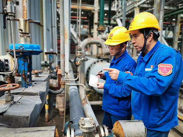 1697105684822062.jpeg 600 圖二:12日下午13時,在動力車間氨區,趁著午飯休息的空擋,公司勞模安朝陽給90后徒弟岳維哲講解流化床鍋爐氨水配置注意事項。.jpg