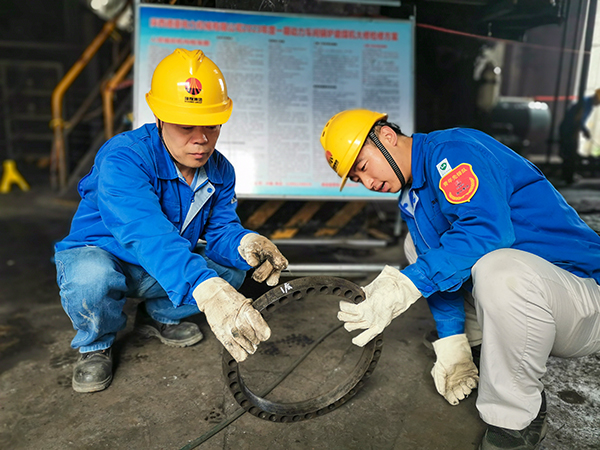 1697105705438733.jpeg 圖三:12日下午14時,在一期磨煤機廠房,陜西省技術能手姬霄給青工張跟潮講解磨煤機搖臂曲拐內環及動作原理。.jpg